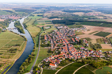 Luftbild von Dorfkern an den Fluß- Uferbereichen des Main in Stammheim in Kolitzheim im Bundesland Bayern, Deutschland