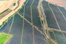Goße Freiflächen-Solarstromanlagen im Ortsteil Moos in Geroldshausen im Bundesland Bayern, Deutschland