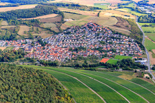 Schrägluftbild von Ortsansicht im Taubertal aus Norden im Ortsteil Gerlachsheim in Lauda-Königshofen im Bundesland Baden-Württemberg, Deutschland
