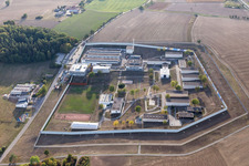 Gefängnis- Gelände und Sicherheitsumzäunung der Justizvollzugsanstalt Justizvollzugsanstalt Adelsheim in Adelsheim im Bundesland Baden-Württemberg, Deutschland