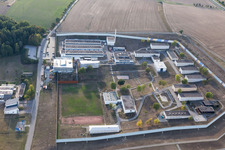 Luftbild von Gefängnis- Gelände und Sicherheitsumzäunung der Justizvollzugsanstalt Justizvollzugsanstalt Adelsheim in Adelsheim im Bundesland Baden-Württemberg, Deutschland
