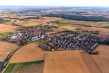 Luftaufnahme von Ortsansicht im Kraichgau aus Norden in Siegelsbach im Bundesland Baden-Württemberg, Deutschland