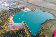 Baggersee zum Kies- Tagebau in Karlsdorf-Neuthard im Bundesland Baden-Württemberg, Deutschland