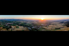 Panorama Perspektive der Dorf - Ansicht bei Sonnenaufgang in Oberhoffen-les-Wissembourg in Grand Est in Oberhoffen-lès-Wissembourg im Bundesland Bas-Rhin, Frankreich