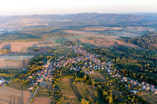 Drohnenbild von Wœrth im Bundesland Bas-Rhin, Frankreich