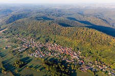 Luftaufnahme von Dorf - Ansicht am Rande der Nordvogesen in Ernolsheim-les-Saverne in Grand Est in Ernolsheim-lès-Saverne im Bundesland Bas-Rhin, Frankreich