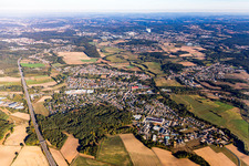 Ortsansicht der Straßen und Häuser der Wohngebiete im Ortsteil Limbach in Kirkel im Bundesland Saarland, Deutschland