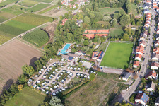 Schrägluftbild von Freibad und Campingplatz im Klingbachtal im Ortsteil Klingen in Heuchelheim-Klingen im Bundesland Rheinland-Pfalz, Deutschland