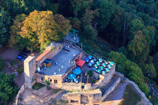 Burgruine Rietburg in Rhodt unter Rietburg im Bundesland Rheinland-Pfalz, Deutschland aus der Vogelperspektive
