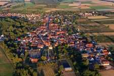 Kirche und Hauptstraße aus Westen in Winden im Bundesland Rheinland-Pfalz, Deutschland