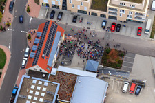 Demo "Frauenbündnis Kandel" vs. "AntiFa/Wir sind Kandel/Omas gegen rechts" im Bundesland Rheinland-Pfalz, Deutschland von oben gesehen
