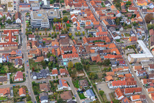 Drohnenbild von Demo "Frauenbündnis Kandel" vs. "AntiFa/Wir sind Kandel/Omas gegen rechts" im Bundesland Rheinland-Pfalz, Deutschland