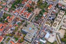 Demo "Frauenbündnis Kandel" vs. "AntiFa/Wir sind Kandel/Omas gegen rechts" im Bundesland Rheinland-Pfalz, Deutschland aus der Luft betrachtet