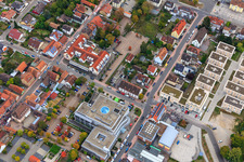 Drohnenaufname von Demo "Frauenbündnis Kandel" vs. "AntiFa/Wir sind Kandel/Omas gegen rechts" im Bundesland Rheinland-Pfalz, Deutschland