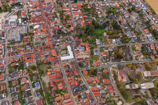 Demo "Frauenbündnis Kandel" vs. "AntiFa/Wir sind Kandel/Omas gegen rechts" im Bundesland Rheinland-Pfalz, Deutschland von einer Drohne aus