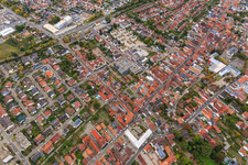 Luftaufnahme von Demo "Frauenbündnis Kandel" vs. "AntiFa/Wir sind Kandel/Omas gegen rechts" im Bundesland Rheinland-Pfalz, Deutschland