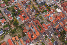 Demo "Frauenbündnis Kandel" vs. "AntiFa/Wir sind Kandel/Omas gegen rechts" im Bundesland Rheinland-Pfalz, Deutschland von oben