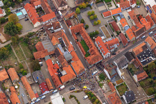 Demo "Frauenbündnis Kandel" vs. "AntiFa/Wir sind Kandel/Omas gegen rechts" im Bundesland Rheinland-Pfalz, Deutschland aus der Luft