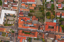 Demo "Frauenbündnis Kandel" vs. "AntiFa/Wir sind Kandel/Omas gegen rechts" im Bundesland Rheinland-Pfalz, Deutschland aus der Vogelperspektive