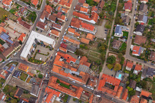 Drohnenaufname von Demo "Frauenbündnis Kandel" vs. "AntiFa/Wir sind Kandel/Omas gegen rechts" im Bundesland Rheinland-Pfalz, Deutschland