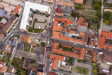 Teilnehmer einer politischen Protest- Demonstration "Frauenbündnis Kandel" vs. "AntiFa/Wir sind Kandel/Omas gegen rechts" in Kandel im Bundesland Rheinland-Pfalz, Deutschland