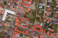 Drohnenbild von Demo "Frauenbündnis Kandel" vs. "AntiFa/Wir sind Kandel/Omas gegen rechts" im Bundesland Rheinland-Pfalz, Deutschland