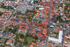 Demo "Frauenbündnis Kandel" vs. "AntiFa/Wir sind Kandel/Omas gegen rechts" im Bundesland Rheinland-Pfalz, Deutschland von der Drohne aus gesehen