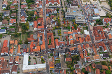 Demo "Frauenbündnis Kandel" vs. "AntiFa/Wir sind Kandel/Omas gegen rechts" im Bundesland Rheinland-Pfalz, Deutschland aus der Vogelperspektive