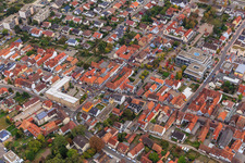 Drohnenaufname von Demo "Frauenbündnis Kandel" vs. "AntiFa/Wir sind Kandel/Omas gegen rechts" im Bundesland Rheinland-Pfalz, Deutschland