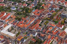Demo "Frauenbündnis Kandel" vs. "AntiFa/Wir sind Kandel/Omas gegen rechts" im Bundesland Rheinland-Pfalz, Deutschland aus der Drohnenperspektive