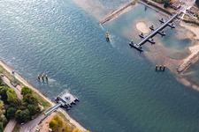 Fahrt eines Fähr- Schiffes Solar-Rheinfähre in Plittersdorf in Rastatt im Bundesland Baden-Württemberg, Deutschland von oben