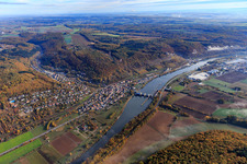 Ortsansicht an der Neckar-Staustufe und Schleuse aus Nordwesten in Neckarzimmern im Bundesland Baden-Württemberg, Deutschland