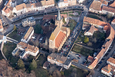 Luftaufnahme von Kirchengebäude der Kathedrale St. Peter und Paul in Wissembourg in Grand Est im Bundesland Bas-Rhin, Frankreich
