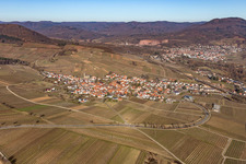 Winzerdorfansicht aus Süden im Winter ohne Schnee in Birkweiler im Bundesland Rheinland-Pfalz, Deutschland