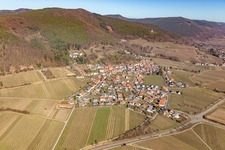 Winzerdorfansicht aus Süden im Winter ohne Schnee in Gleisweiler im Bundesland Rheinland-Pfalz, Deutschland