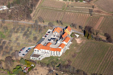 Luftaufnahme von Gebäudekomplex der Hotelanlage Wohlfühlhotel Alte Rebschule und Gasthaus Sesel in Rhodt unter Rietburg im Bundesland Rheinland-Pfalz, Deutschland