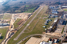 Hallen, Kontrollturm, Rollfeldgelände und Abstellplatz für Flugzeuge auf dem Flugplatz in Freiburg im Breisgau im Ortsteil Brühl im Bundesland Baden-Württemberg, Deutschland