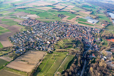 Landwirtschaftliche Nutzflächen und Feldgrenzen umsäumen das Siedlungsgebiet des Dorfes im Ortsteil Nimburg in Teningen im Bundesland Baden-Württemberg, Deutschland