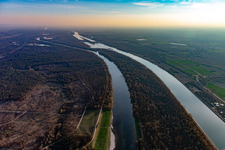 Insel am Ufer des Flußverlaufes des Rhein und Rheinkanals zwischen Hartheim und Fessenheim in Grand Est im Bundesland Haut-Rhin, Frankreich