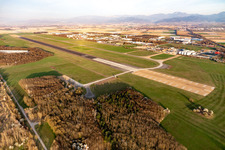Start- und Landebahn mit Rollfeldgelände des Flugplatz Bremgarten im Ortsteil Tunsel in Eschbach im Bundesland Baden-Württemberg, Deutschland