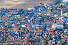 St. Georgskirche, Ludwig Riedinger Grundschule und Stadhall in Kandel im Bundesland Rheinland-Pfalz, Deutschland