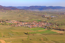 Göcklingen von Süden im Bundesland Rheinland-Pfalz, Deutschland