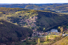 Luftbild von Chateau de Castelnaud-la Chapelle über der Dordogne Brücke in Castelnaud-la-Chapelle, Frankreich
