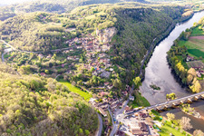 Chateau de Castelnaud-la Chapelle über der Dordogne Brücke in Castelnaud-la-Chapelle, Frankreich aus der Luft