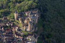 Luftaufnahme von Burganlage des Schloß Château de Castelnaud-la-Chapelle in Castelnaud-la-Chapelle in Nouvelle-Aquitaine im Bundesland Dordogne, Frankreich