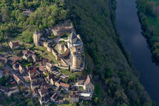 Chateau de Castelnaud-la Chapelle über der Dordogne Brücke in Castelnaud-la-Chapelle, Frankreich aus der Vogelperspektive