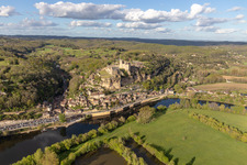 Chateau de Beynac in Beynac-et-Cazenac im Bundesland Dordogne, Frankreich aus der Luft