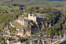 Chateau de Beynac in Beynac-et-Cazenac im Bundesland Dordogne, Frankreich von oben gesehen