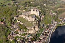Luftaufnahme von Burganlage des Schloß Château de Beynac in Beynac-et-Cazenac in Nouvelle-Aquitaine im Bundesland Dordogne, Frankreich