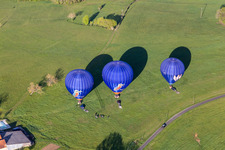 Drei blaue Heißluftballone beim Start in der Dordogne in Veyrines-de-Domme in Nouvelle-Aquitaine, Frankreich